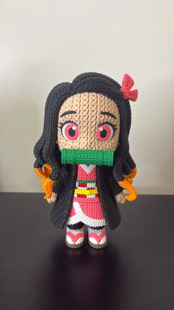 Nezuko impressa em 3D com detalhes que lembram fios de crochê